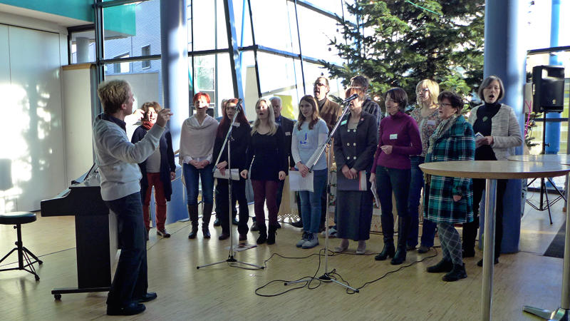 Zur Einstimmung sang der Eltern-Lehrer-Schüler-Chor unter der Leitung von Lars Deke.