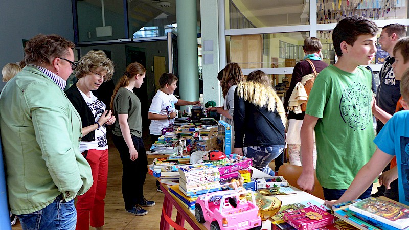 Flohmarkt im Foyer.