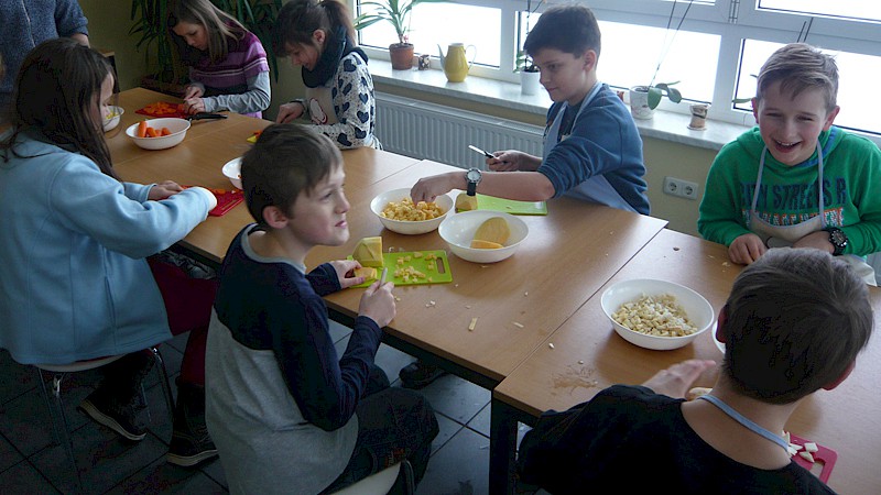 Die 5. Klassen lernten auf der CSB Kinder- und Jugendfarm wie man einen "Teller voller Klima" zubereitet.