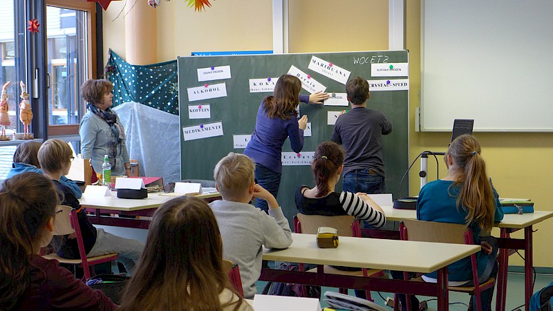 Frau Woletz von der Polizeidirektion Görlitz sprach mit den 7. Klassen über legale und illegale Drogen