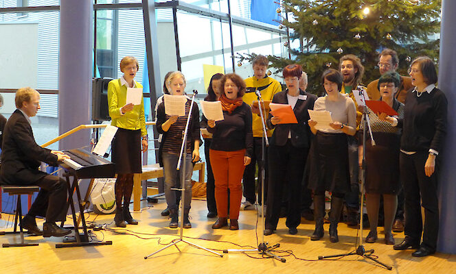 Der Eltern-Lehrer-Schüler-Chor trat zur musikalischen Eröffnung auf.