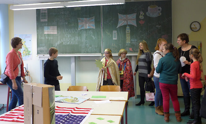 Präsentationen zu den verschiedenen Sprachen waren im ganzen Schulhaus verteilt.