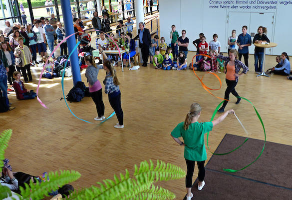 Wegen des Regens mussten die Gymnastikdarbietungen in das Foyer ausweichen.