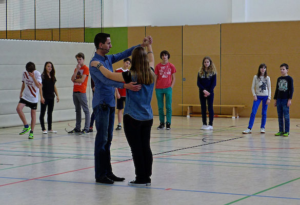 Im Sportunterricht der 8. Klassen wurde getanzt. Tanzlehrer Andreas Hartwig gab zuerst einen kleinen Knigge-Kurs.