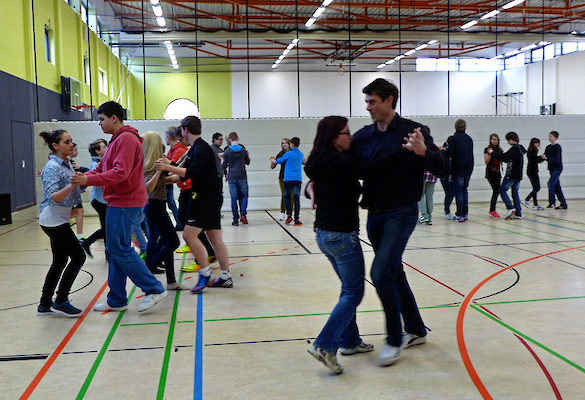 Getanzt wurde u. a. der Discofox. Sogar die Sportlehrer tanzten mit.