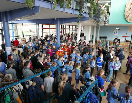 Zahlreiche Besucher fanden sich zur Eröffnung im Foyer ein.