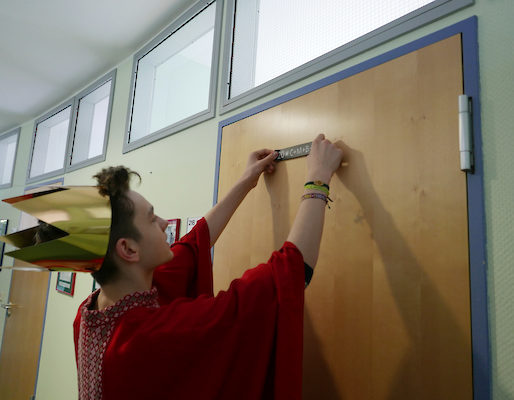 An verschieden Stellen am und um das Schulgebäude wurde der Sternsinger-Segen angebracht.