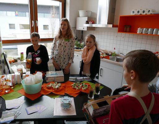 In der Küche des Schulklub junior konnte sich die Besucher mit Canapés, Popcorn und Saft stärken.