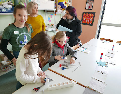 Im Basteltreff des Schulklub junior wurden fleißig Sterne angefertigt.