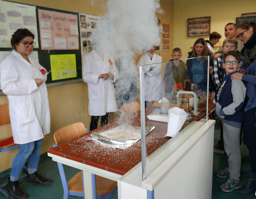 im Chemieraum sehr schön zu beobachten war.