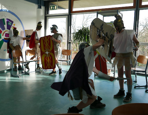 in der Schüler der 10. Klassen Gladiatorenspiele darboten.